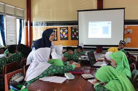 Menggunakan buku panduan guru yang. Mengenal Sosok Nisfi Guru Kreatif Dari Sdn I Nagrikidul