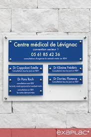 Support Multi Plaques D Un Centre Medical Tableau Realise Avec Un Fond En Plexiglas Blanc Et Des Plaques Professi Plaque Professionnelle Plaque Centre Medical