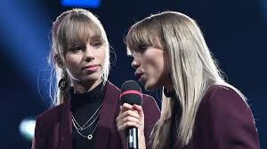 See more about lena, lisaandlena and lisa and lena. Instagram Stars Lisa Und Lena Nehmen Ihre Ersten Fahrstunden