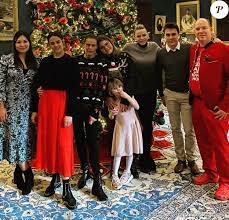 Dec 08, 2011 · si monaco, après avoir attendu d'albert qu'il lui donne une princesse, attend maintenant de cette dernière qu'elle lui donne un héritier de la couronne, le couple princier vient de… Charlene De Monaco Le Crane Rase Noel Detonant Avec Albert Les Jumeaux Et Stephanie Purepeople