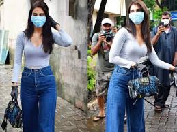 Highlight your legs with this pair of bell bottom jeans that are made of soft and breathable fabric. Is This Vaani Kapoor S New Look For Akshay Kumar Starrer Bell Bottom Hindi Movie News Times Of India