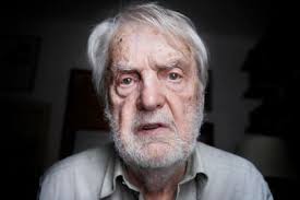 Osvaldo Bayer, y el curioso relato de su primer y último partido de fútbol  que