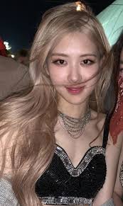 I M Sorry But Why Does She Look Like That In Real Life Dang Photoshop Really Did It S Magic Before Blackpink Rose Black Pink Blackpink Fashion