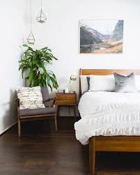White And Gray Bedroom With Wood Headboard And Floors Like This Mid Century Bedroom Design Modern Bedroom Set Home Decor Bedroom