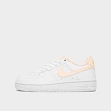 Couro texturizado, camur�a escovada e costuras expostas na parte superior adicionam profundidade, enquanto o novo forro � macio e confort�vel. Nike Air Force 1 Nike Schuhe Jd Sports