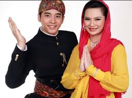 Pakaian adat sumatera barat ini, bernama bundo kanduang yang berasal dari minangkabau. Pakaian Adat Jakarta Betawi Dengan Penjelasan Dan Gambarnya