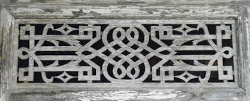 Seperti rumah adat pada umumnya, rumah ini berbentuk panggung dan dibawahnya ada tiang penyangga. Ornamen Rumah Tradisional Banjar Bubuhan Banjar