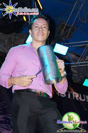 Integrante De Los Llayras Posando Para La Camara De Starmedios Com Cumbia Romance Musica