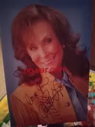 I would choose Loretta Lynn if she were still alive ❤️ How about you ?