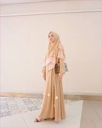 Maka dari itu, rekomendasi outfit sangat diperlukan. Outfit Baju Remaja Berhijab Ala Selebgram 2018 Abaya Gamis Khimar Dress Ciput Rajut Bunga Bunga Bros Wedges High Heels Channel Beige Model Pakaian Hijab Wanita