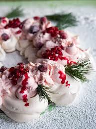 Festlicher Pavlova Kranz Mit Frischer Creme Granatapfel Und Cranberries Pavlova Weihnachten Pavlova Und Granatapfel