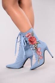 Kadin Bot Modelleri Bebe Mavisi Kot Topuklu Cicek Nakis Islemeli Bot Bebe Bot Cicek Islemeli Kadin Ko In 2020 Fashion Shoes Heels Denim Heels Embroidered Boots