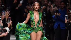 Find the perfect jennifer lopez green dress stock photos and editorial news pictures from getty images. Snl Jennifer Lopez Dons Famous Green Versace Gown For Hosting Gig