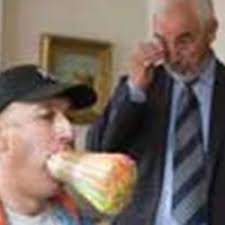 Hasseltse Michel breekt officieel wereldrecord rietjes in mond