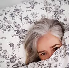 Einige haare gucken unter der mütze hervor, hängen ins gesicht. Grombre Meine Transformation Zu Naturlich Grauen Haaren Muttis Nahkastchen