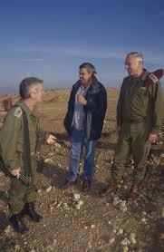כתב קול ישראל רוני דניאל פורץ עם כוחות גולני את מוצב החרמון, בסופה של מלחמת יום הכיפורים. Ze7lv 84ecmocm