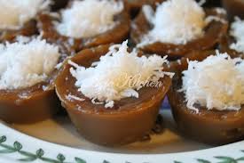 Tuang adunan lompang hingga memenuhi 3/4 acuan. Kuih Lompang Gula Merah Azie Kitchen