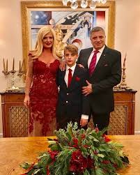 Αξίζει να σημειωθεί πως στην μαρίνα πατούλη είχε προταθεί θέση στη λίστα των υποψήφιων δημοτικών συμβούλων του κώστα μπακογιάννη για τον δήμο αθηναίων, εκείνη αρνήθηκε. Marina Kai Giwrgos Patoylhs To Love Story To Xryso Spiti H Politikh Antipara8esh Kai To Telos Toy 35xronoy Gamoy Toys Znews