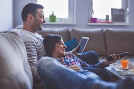 Wie weit sollte man vom lcd fernseher weg sitzen, wenn man von der couch aus entspannt tv schauen möchte. Idealen Sitzabstand Zum Tv Bestimmen Mediamag