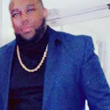 Can anyone suggest the bakers they use for birthday cakes? I'm new to the  area and I'm looking for someone to make a 10 inch princess cake for my  daughters 1st birthday.