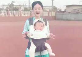 两人因工作结识结缘走到了一起，也因为工作的聚少离多选择重新回归朋友关系，过去的日子里，两人真心相待，有过一段幸福美好的时光。 即使现在选择分开，两人也非常感恩过往的相遇相知。 冯绍峰随后也发文称：日子很长，过去很好，愿未来更好，@赵丽颖 。 据悉，冯绍峰赵丽颖因戏生情. èµµä¸½é¢–å†¯ç»å³°æŽ¨æŽ‰æ™šä¼šåœ¨å®¶é™ªå­©å­ å'æ‹œå¹´è§†é¢' ä¸€å®¶ä¸‰å£å¥½å¹¸ç¦ æ—¶å°šä¹‹å®¶