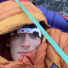 📆La semana pasada, el mundo entero fue testigo del trágico fallecimiento  del archi-talentoso alpinista estadounidense Balin Miller (23), quien cayó  más de 700 metros en un accidente de escalada que lamentablemente fue