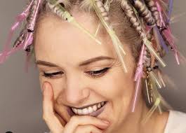 Prendete il vostro gambaletto, che sia di lycra o di cotone, tagliate la punta, fissate i capelli in una coda alta e inseritela nel calzino stesso. Capelli Ricci Senza Ferro Come Fare Le Foto E I Prodotti Per Onde E Boccoli Foto 4