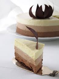 Cheesecake ai 3 cioccolati una torta davvero facilissima, golosa e bellissima da portare in tavola ma vi assicuro incredibilmente semplice da preprare. Bavarese Ai Tre Cioccolati Deliziosa Virtu