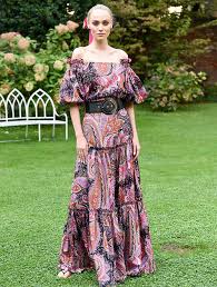 La collezione di abbigliamento guess stupisce con il suo modello con trama animalier multicolor stretto in vita da una cintura. Vestiti Primavera Estate 2021 Tutte Le Tendenze Beautydea