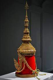 น ทรรศการ mongkut มงก ฎ จำลองเคร องมงคลราชบรรณาการจากร ชกาลท ๔ เพ อเป ดเผยประว ต ศาสตร ท น อยคนจะร เก ยวก บอำนาจอธ ปไตยในความส มพ นธ ของสยามและฝร
