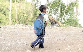 Resultado de imagen de estudiante caminando solo
