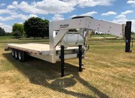 My truck is a '12 6.7 cummins 2500 ( srw) with some upgrades it does have air bags to help the rear. Fifth Wheel Vs Gooseneck Trailers What S The Difference