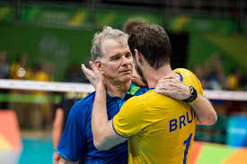 Os torneios de voleibol nos jogos olímpicos de verão de 2016 ocorreram entre 6 e 21 de agosto no ginásio do maracanãzinho, no rio de janeiro.um total de 288 atletas, sendo 144 de cada sexo e 12 equipes em cada naipe, estiveram nas disputas. Bernardinho Decidiu Deixar Selecao Na Final Da Rio 2016 Veja