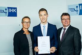 Wir freuen uns auf sie! Tobias Nowak Top Absolvent Der Ihk Niederrhein Volksbank An Der Niers Eg
