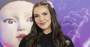 Entramos en el diminuto piso de Inés Hernand en Madrid: muebles estilo  'cannage', paredes azules y toques modernos