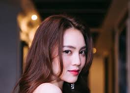 Vừa nắm tay trai đẹp vi vu trời Thái, Ninh Dương Lan Ngọc lại công khai âu  yếm tình tin đồn