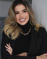 Marie Harp's Instagram, Twitter & Facebook