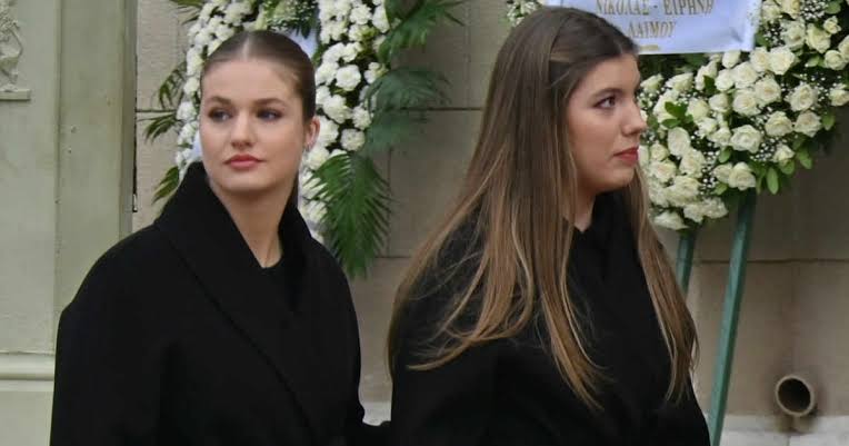 Del gesto de consuelo más comentado de la Princesa Leonor a las lágrimas de Irene  Urdangarin, la Reina Sofía se despide de Irene de Grecia arropada por sus  nietos