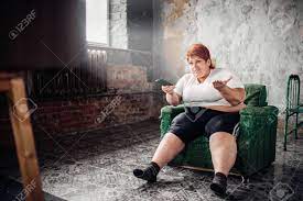 Du solltest regelmäßig dein sofa reinigen damit es lange schön bleibt. Dicke Frau Sitzt Im Stuhl Und Sieht Fern Ubergewichtig Lizenzfreie Fotos Bilder Und Stock Fotografie Image 94790929