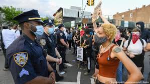 Er ist ein ehemaliger amerikanischer polizist, der wegen mordes an george floyd in minneapolis, minnesota. 27 Millionen Dollar Schmerzensgeld Fur Familie Floyd Aktuell Amerika Dw 12 03 2021