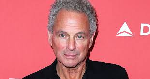 Fleetwood mac singer lindsey buckingham has split from his wife of 21 years, kristen messner. Llol Kd3ktme7m