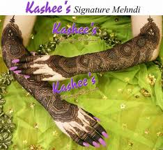 Here is the captivating delicate bands of flowers with minimalistic henna patterns around the motif give a stunning vibe on the bride's hands. Kashee S Signature Mehndi Design Kashee S Artist Facebook