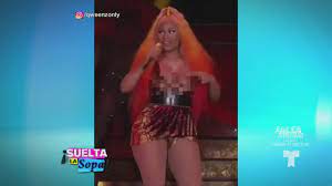 Nicki Minaj muestra los senos sobre el escenario por culpa de su vestuario  (VIDEO)