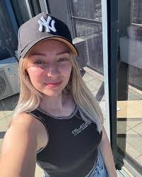 Sarah Earley's Instagram, Twitter & Facebook