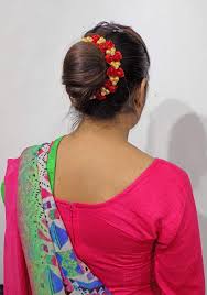 To create the hairstyle (best for those with medium to thick hair), add layers to produce a lighter and more dainty, feminine feel. Iyaan Artificial Flower Gajra For Long And Short Hair For Women And Girls 20 G Red Amazon In Beauty