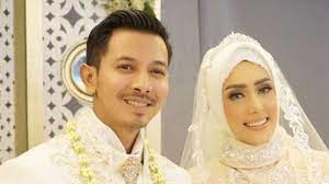 Melalui photoshoot kehamilan, fairuz dan sonny yang dikenal fashionable memilih tema dan konsep yang unik. Unggah Foto Pernikahan Fairuz A Rafiq Malah Bikin Netizen Merinding Kok Bisa Tribunstyle Com