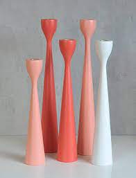 Arrangement Von Kerzenstandern Aus Der Rolf Serie Von Freemover 5 Leuchter Lachsfarben Korallenrot Und Weiss Kerzenstander Pantone Rot Teelichthalter