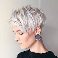 An undercut pixie cut is a women's haircut where the sides or back are shaved and disconnected from the short hair on top. 42 Neue Kurze Frisuren Frauen Bilder Finden Sie Ihr Bestes Frisuren Kurzhaarfrisuren Haarschnitt Pixie Frisur