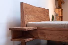 Dieses große ehebett passt perfekt in die schranknische und verleiht dem schlafzimmer ein klassisches, gemütliches aussehen. Massivholzbett Schreiner Landshut Tischler Schreinerei Mobel