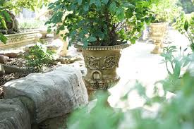 Railing planters designed with your porch or patio in mind, give a splash of color to your favorite peaceful place. 5 Ways To Beautify Your Garden This Spring Decor Tips